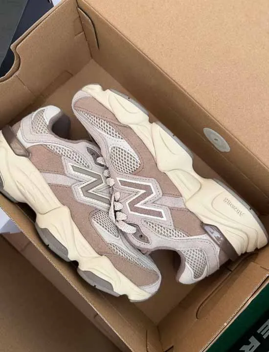 Beżowe buty New Balance 9060 w kartonie